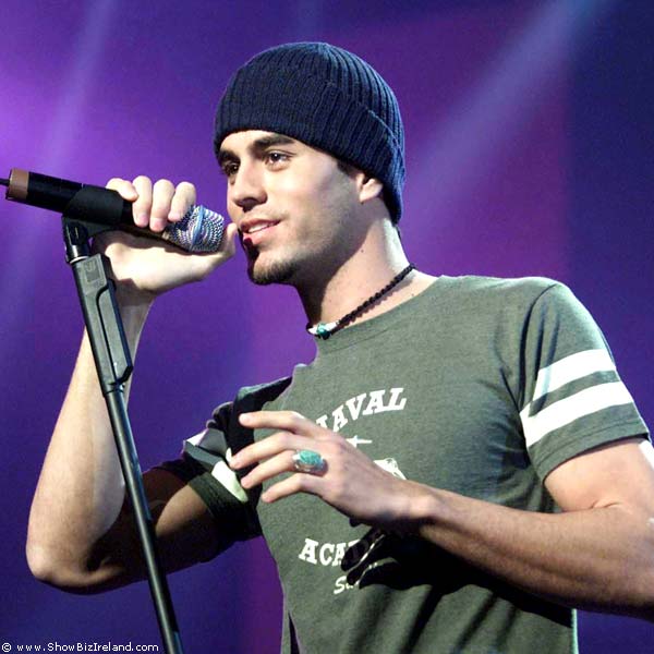 enrique iglesias singing